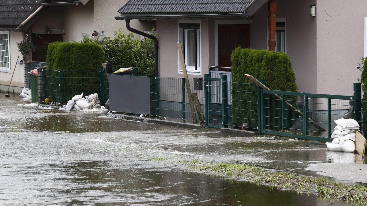 © APA/GERD EGGENBERGER Heftige Regenfälle führten u.a. in Teilen Kärntens zu Überschwemmungen. Im Bild: Die Situation in Poppichl, aufgenommen am Mittwoch, 9. August 2023
