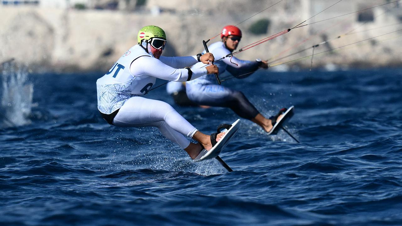 © APA/AFP/Christophe SIMON Der Österreicher Valentin Bontus nimmt am 4. August 2024 im Segelwettbewerb der Olympischen Spiele 2024 in Paris in der Roucas-Blanc Marina in Marseille am dritten Rennen des Formel-Kite-Kiteboarding-Events der Männer teil.