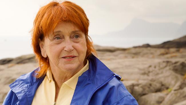 Valie Export auf Reisen in Norwegen steht in einer kargen Landschaft an der Küste