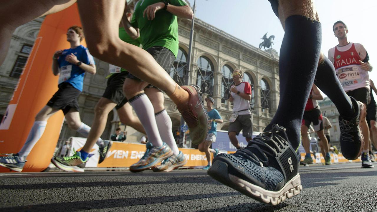 © APA/ALEX HALADA Läufer des 36. Vienna City Marathons am Sonntag, 12. September 2020, vor der Staatsoper in Wien