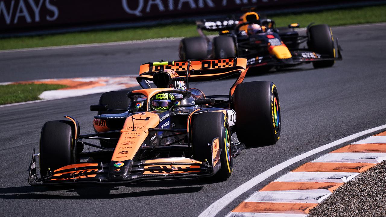 Der britische McLaren-Fahrer Lando Norris fährt am 25. August 2024 beim Formel-1-Grand-Prix der Niederlande auf dem Circuit Zandvoort im Westen der Niederlande vor dem niederländischen Red Bull Racing-Fahrer Max Verstappen.