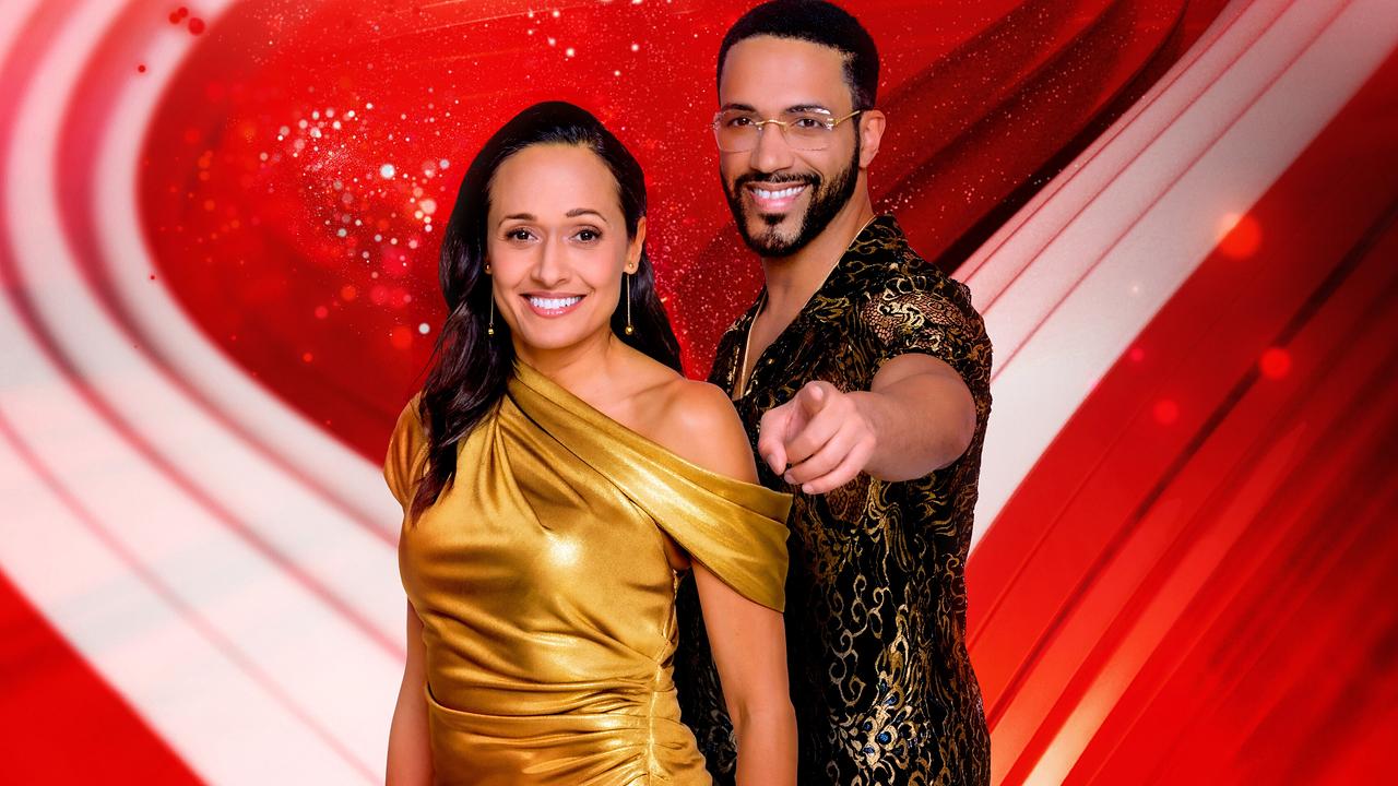 © ORF/Thomas Ramstorfer Alice Tumler and César Sampson, dressed in elegant clothing, stand against a red and white background.