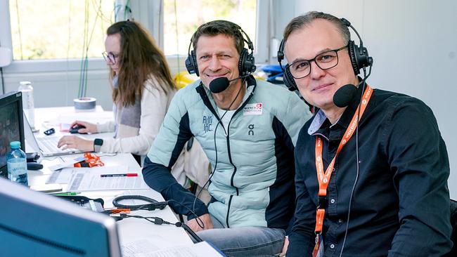 Kommentator Dietmar Wolff & Experte Michael Buchleitner mit Headsets am Kommentatorplatz mit Computern vor ihnen