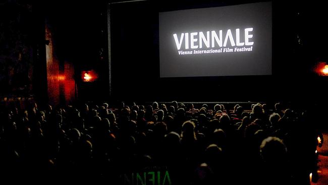 Blick in einen Kinosaal mit Publikum und "Viennale"-Schriftzug auf der Großbildleinwand