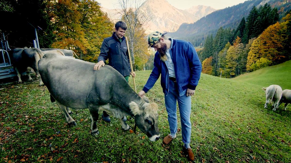 © ORF/Feuer & Flamme Film "Weites Land: Vorarlberg": Fleischermeister Johannes (rechts) zu Besuch bei Rinderbauer Christoph (links) aus dem Bregenzer Wald.