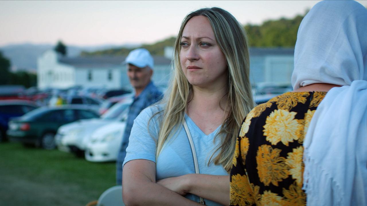 WELTjournal: Alisa kehrt 30 Jahre nach dem Massaker in Srebrenica mit den Videoaufzeichnungen ihres Vaters in ihre alte Heimat zurück. Alisa war damals neun Jahre alt und Tochter einer Serbin und eines muslimischen Bosniers.