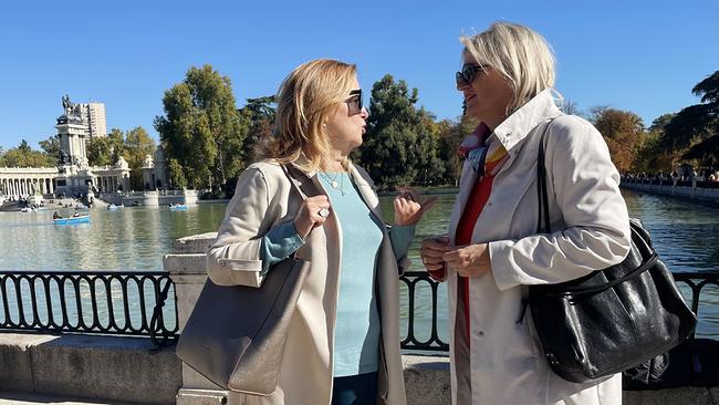Marta Anguita, links im Bild, im Gespräch mit WELTjournal Reporterin Ines Pedoth an einem sonnigen Tag vor einem Gewässer mit Ruderbooten und einem monumentalen Bauwerk im Hintergrund.