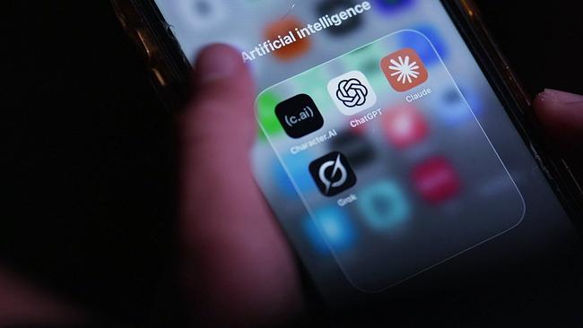 Auf einem Smartphone ist ein Ordner mit Apps für künstliche Intelligenz zu sehen, darunter ChatGPT, Claude, Character.AI und Grok.