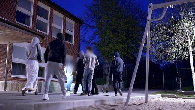 © ORF/Arte Eine Gruppe Jugendlicher steht bei Dunkelheit vor einem Wohnhaus neben einem Spielplatz in Schweden.