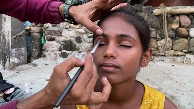 "WELTjournal: Mein Mumbai": Die 14-jährige Maleesha Kharwa nennt sich selbst „Slum Princess“. Sie wohnt in einem illegal errichteten Holzverschlag ohne fließend Wasser inmitten der Stadt. Nicht unweit ihrer Unterkunft wurde sie als Model entdeckt.
