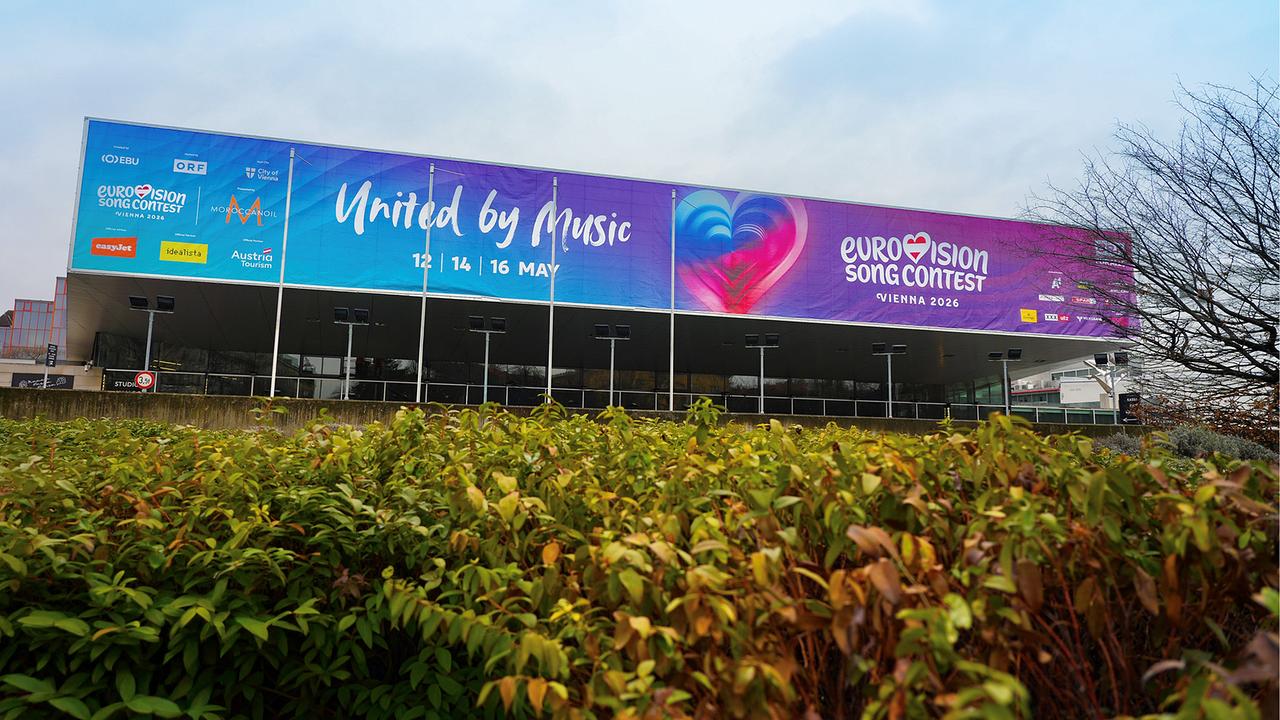 Ansicht der Wiener Stadthalle, die mit einem großen Banner zum „Eurovision Song Contest – Vienna 2026“ mit ORF-Branding behängt ist.