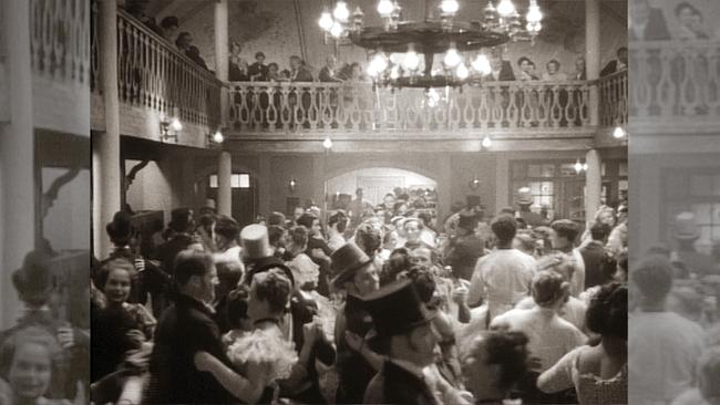 © ORF Schwarzweißfoto über die Wiener Bevölkerung im Biedermeier tanzend in einem Ballsaal