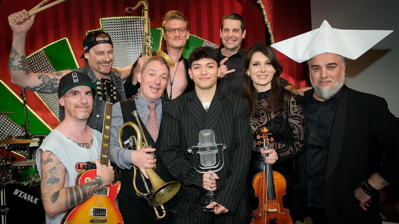 © ORF/Hans Leitner Willkommen Österreich mit Stermann & Grissemann: JJ, Georgij Alexandrowitsch Makazaria und die Willkommen Österreich Studioband