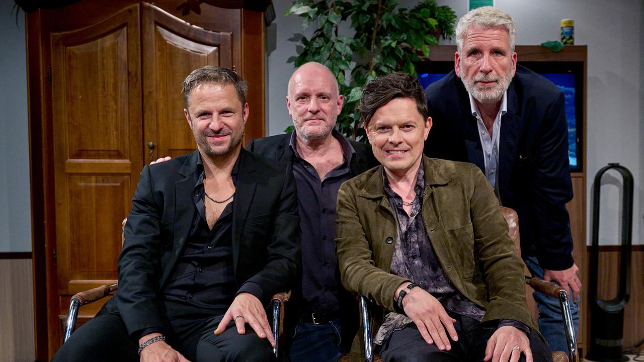 Gruppenfoto mit Christoph Grissemann und Dirk Stermann mit Philipp Hochmair und Michael Patrick Kelly im "Willkommen Österreich"-Studio