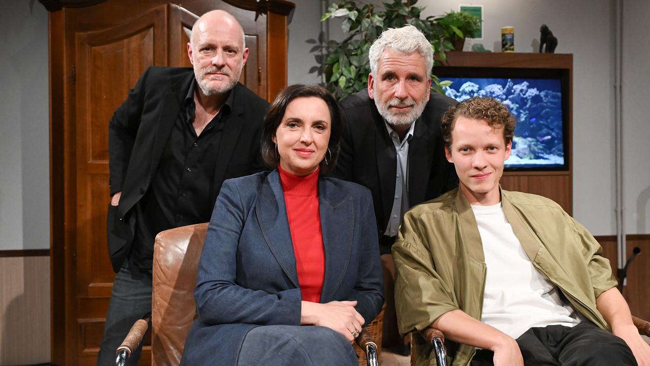 Gruppenfoto mit Susanne Schnabl, Felix Kammerer, Christoph Grissemann und Dirk Stermann im "Willkommen Österreich"-Studio