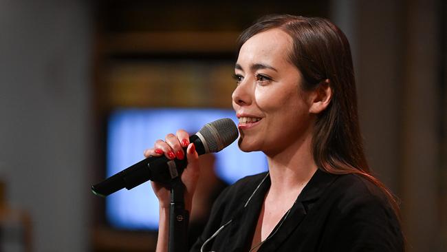 Yasmo mit Mikro in der Hand im "Willkommen Österreich"-Studio