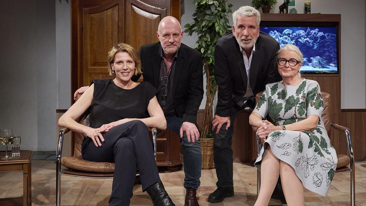 © ORF/Klaus Titzer Gruppenfoto mit Franziska Weisz, Christoph Grissemann, Dirk Stermann und Heidi Kastner im "Willkommen Österreich"-Studio