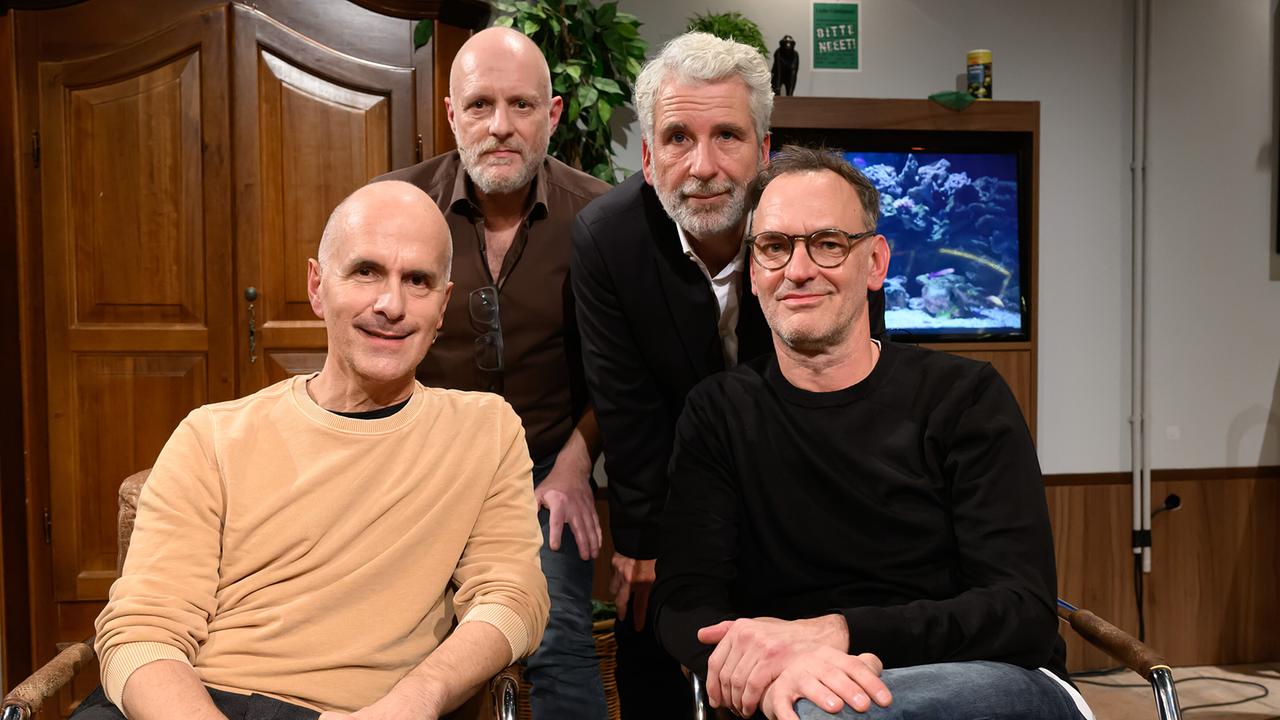 © ORF/Hans Leitner Gruppenfoto mit Christoph Maria Herbst, Christoph Grissemann, Dirk Stermann und Christian Dolezal im "Willkommen Österreich"-Studio