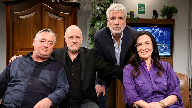 Andreas Vitasek, Christoph Grissemann, Dirk Stermann und Nina Horowitz sitzen bzw. stehen beim Gruppenfoto im "Willkommen Österreich"-Studio vor einem Aquarium.