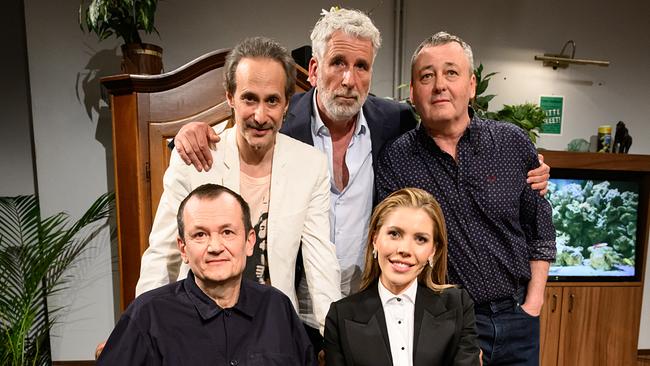 Michael Ostrowski, Victoria Swarovski, Attwenger und Dirk Stermann beim Gruppenfoto im "Willkommen Österreich"-Studio vor einem Aquarium