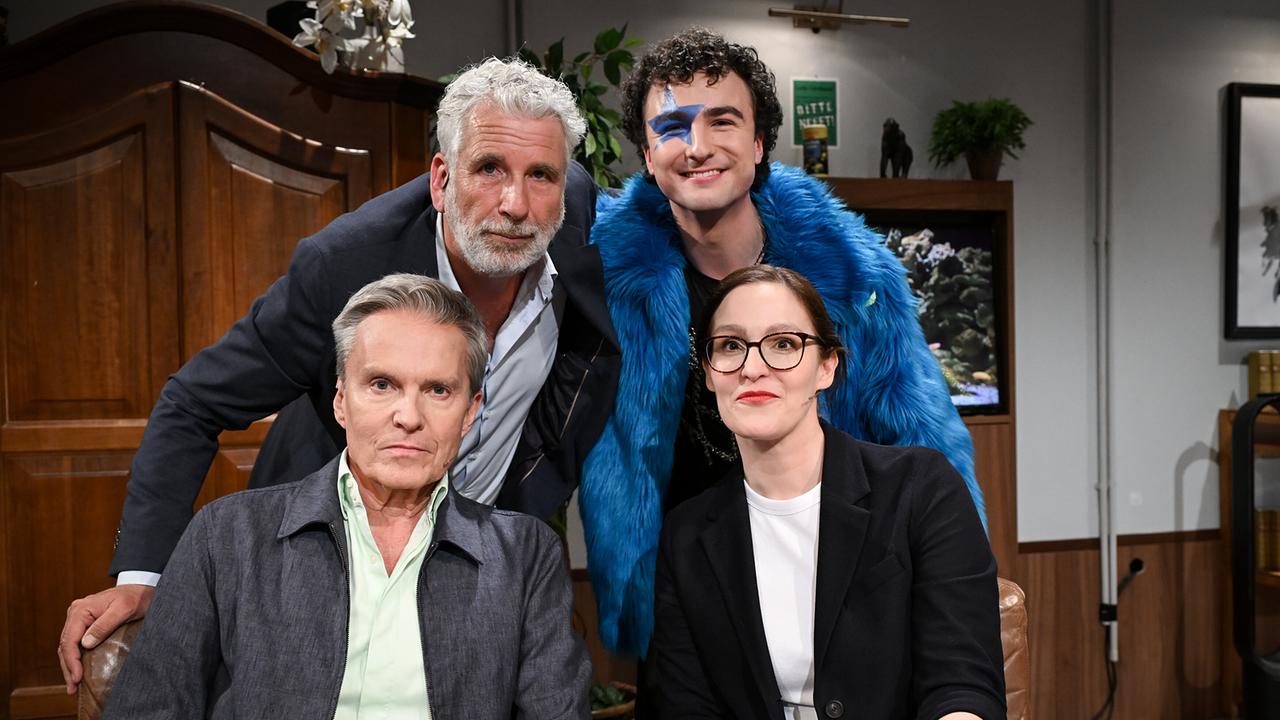 Gruppenfoto mit Alfons Haider, Alex Beer, Dirk Stermann und COSMÓ im "Willkommen Österreich"-Studio
