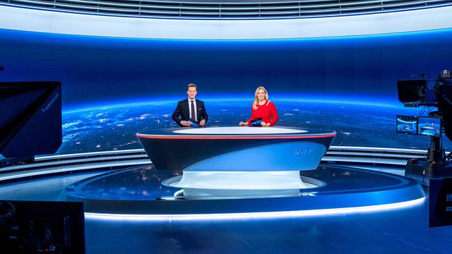 Tobias Pötzelsberger und Susanne Höggerl im neuen TV-Studio der "Zeit im Bild".