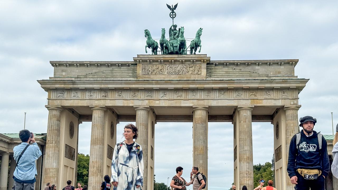 ZIB Zack Mini: Esther Csapo vor dem Brandenburger Tor in Berlin