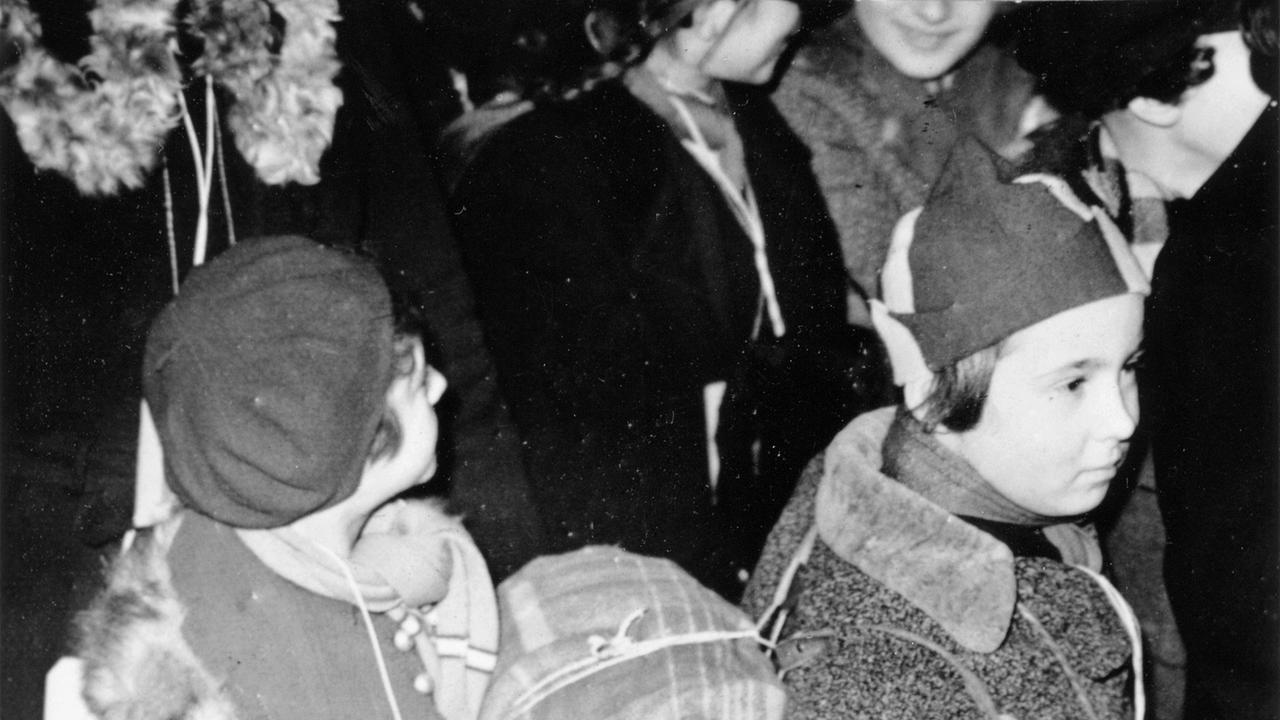 "Züge ins Leben - Kindertransporte im Zweiten Weltkrieg": Zwei jüdische Flüchtlingskinder bei der Ankunft in den Niederlanden im Dezember 1938.