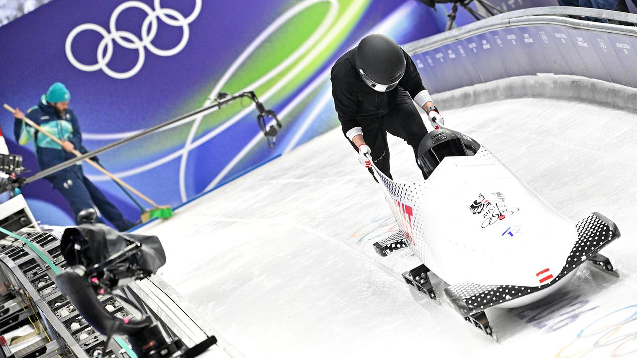 Katrin Beierl und Nicola Pichler mit ihrem Zweierbob im Eiskanal in Aktion beim Startanlauf während des 5. Trainings im Bob/Zweier in Cortina d'Ampezzo. 