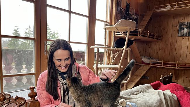 Maggie Entenfellner im Katzenhaus auf Gut Aiderbichl