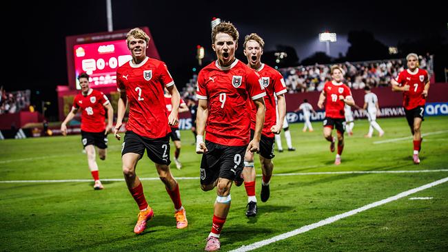U17-Stadler-Elf jubelnd auf dem Platz nach dem Sieg gegen England