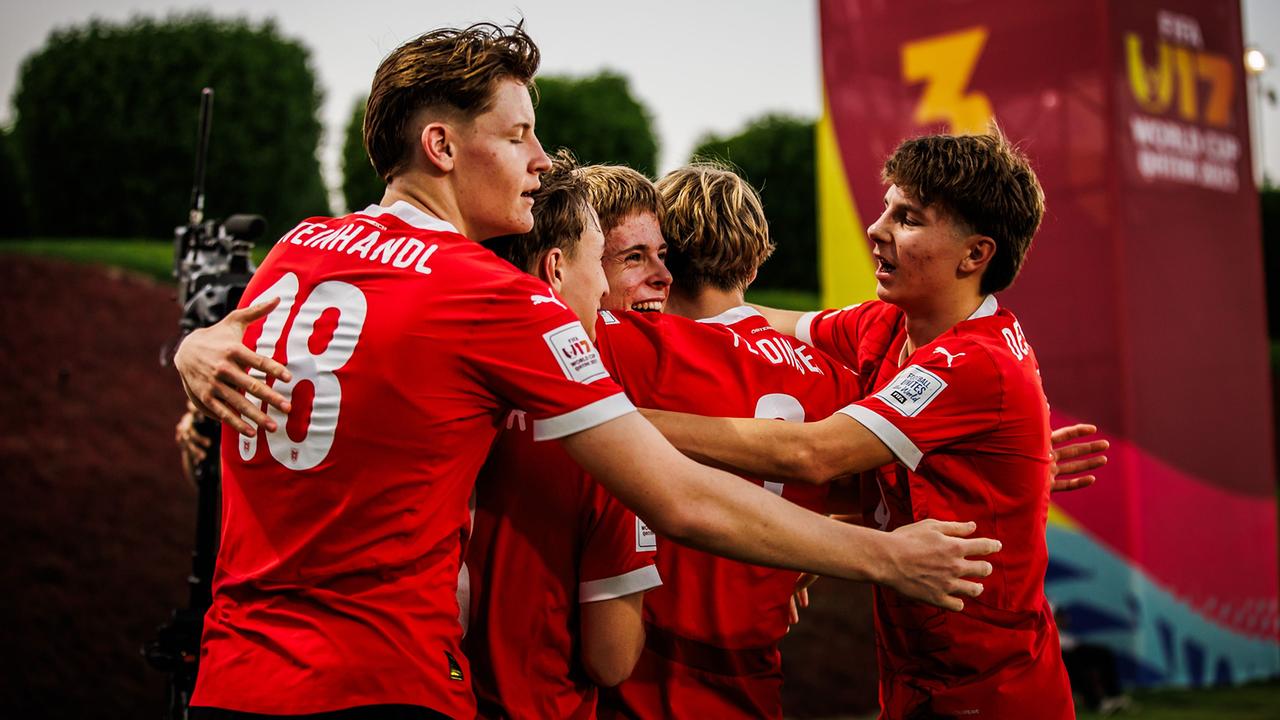 Fünf Spieler der U17-Stadler-Elf jubelnd und umarmend nach dem Sieg gegen Japan