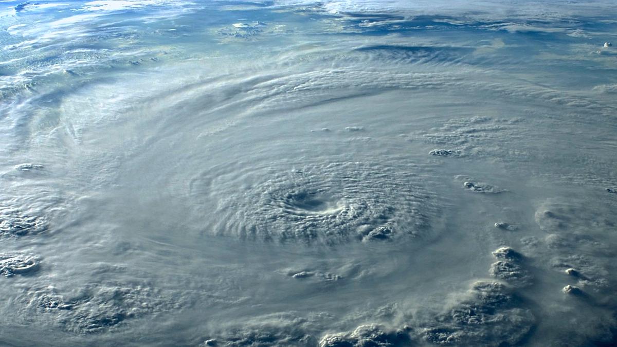 Die Aufnahme eines Hurrikans von oben aus dem Weltall. Das Auge des Wirbelsturms ist eine Einbuchtung im Rotationszentrum.