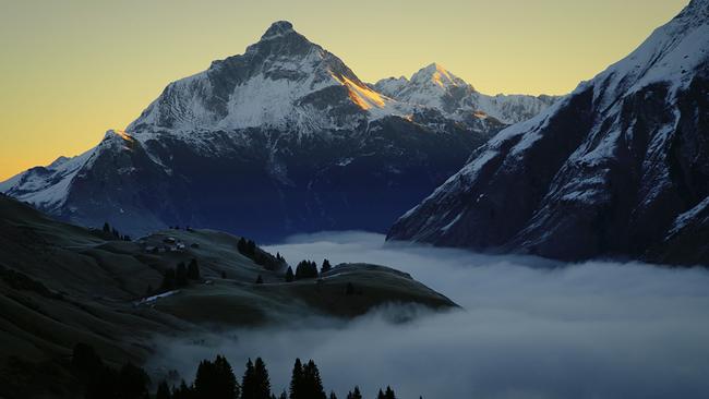 © ORF/Wega Film/Blue Danube Media Eine Alm ragt wie eine Insel aus der dichten Nebeldecke heraus, sie ist umgeben von hohen, schneebedeckten Bergen.