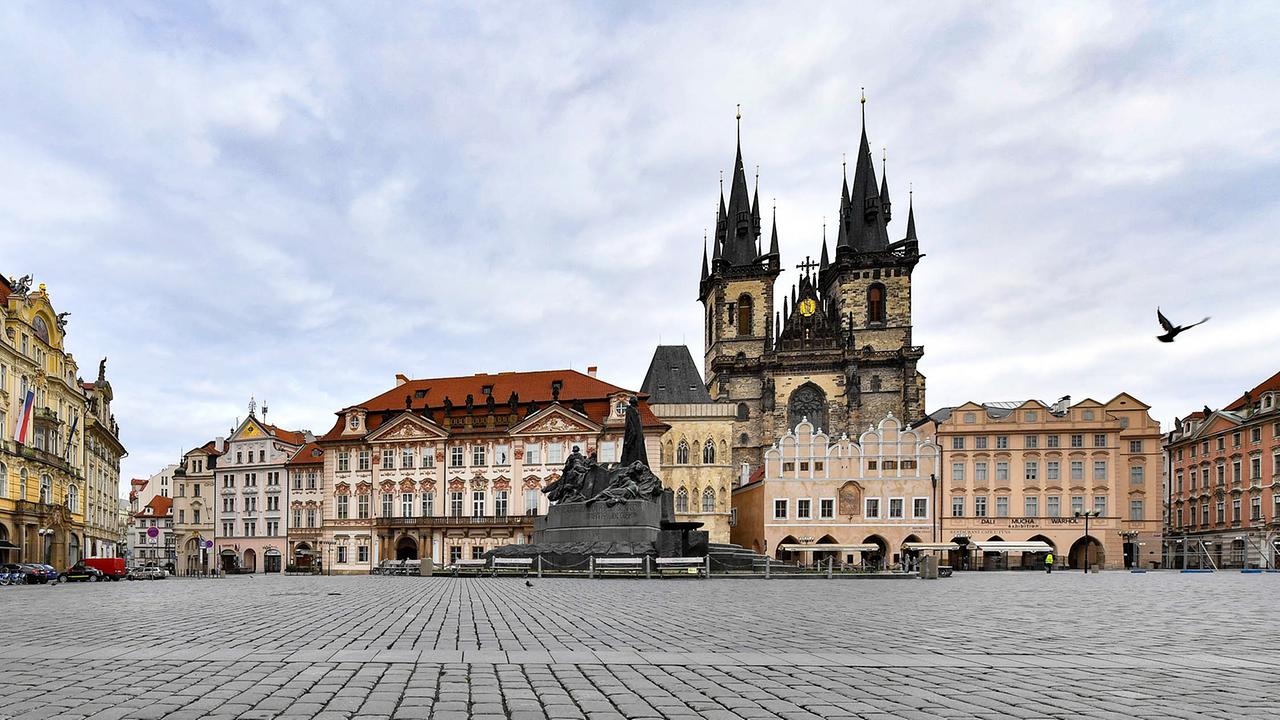 © ORF/Kuli Film/Martin Sidorjak Ein historischer Platz mit Kopfsteinpflaster. In der Mitte das Denkmal von Jan Hus und die gotische Teynkirche.