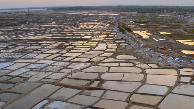 Eine Ebene von oben, ein Mosaik aus kleinen getrennte Becken mit Wasser bis zum Horizont.