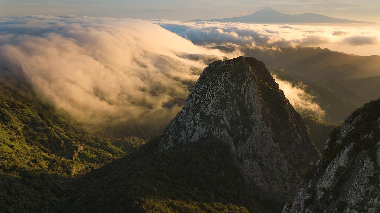 © ORF/Light & Shadow GmbH Ein kegelförmiger, schroffer Berg inmitten von grünen Hügeln. Nebel fließt unterhalb über die Hänge, die Morgensonne taucht ihn in warmes Licht.