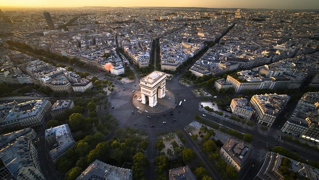 Paris mit dem Arc de Triomphe von oben, zwölf Avenuen gehen sternförmig vom runden Platz ab.