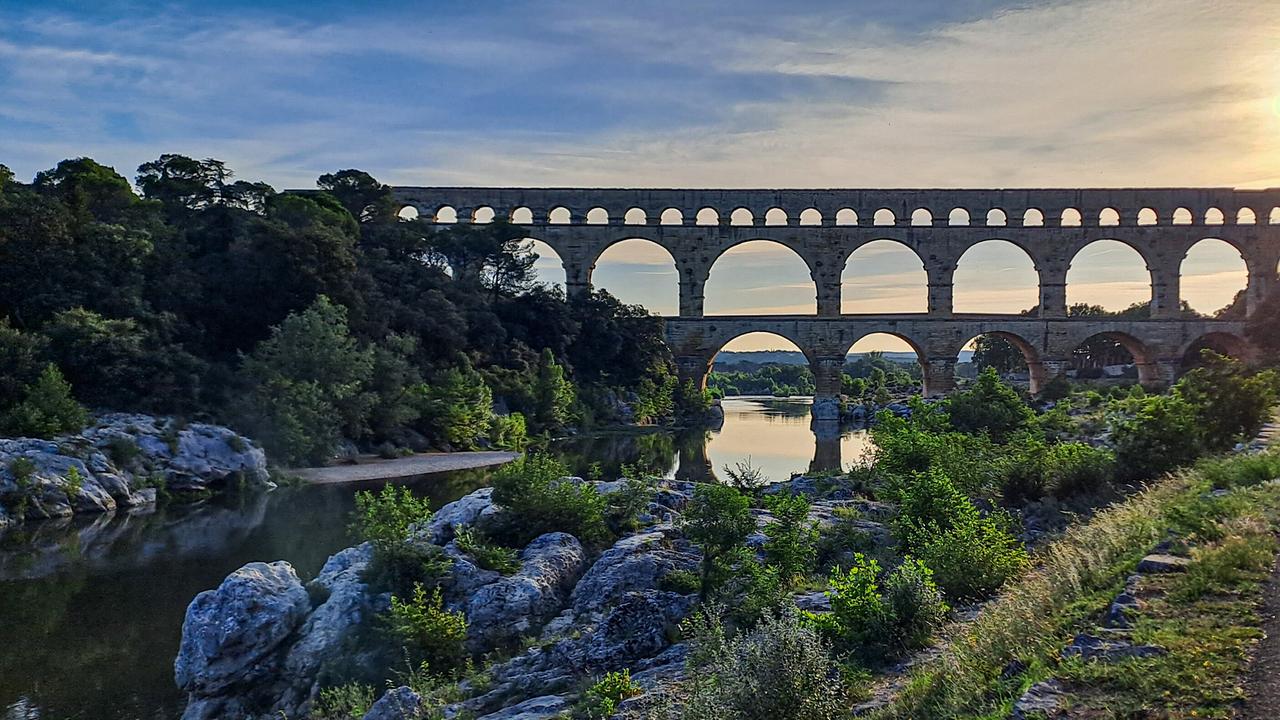 © ORF/Doclights/NDR Naturfilm/Flying Pangolin Film/Thies Hinrichsen Der Pont du Gard, ein römisches Aquädukt. Die Brücke ist 49 m hoch und umfasst drei Etagen mit Arkaden. Das Ufer des Flusses Gardon ist grün bewachsen, Felsen liegen im Wasser.