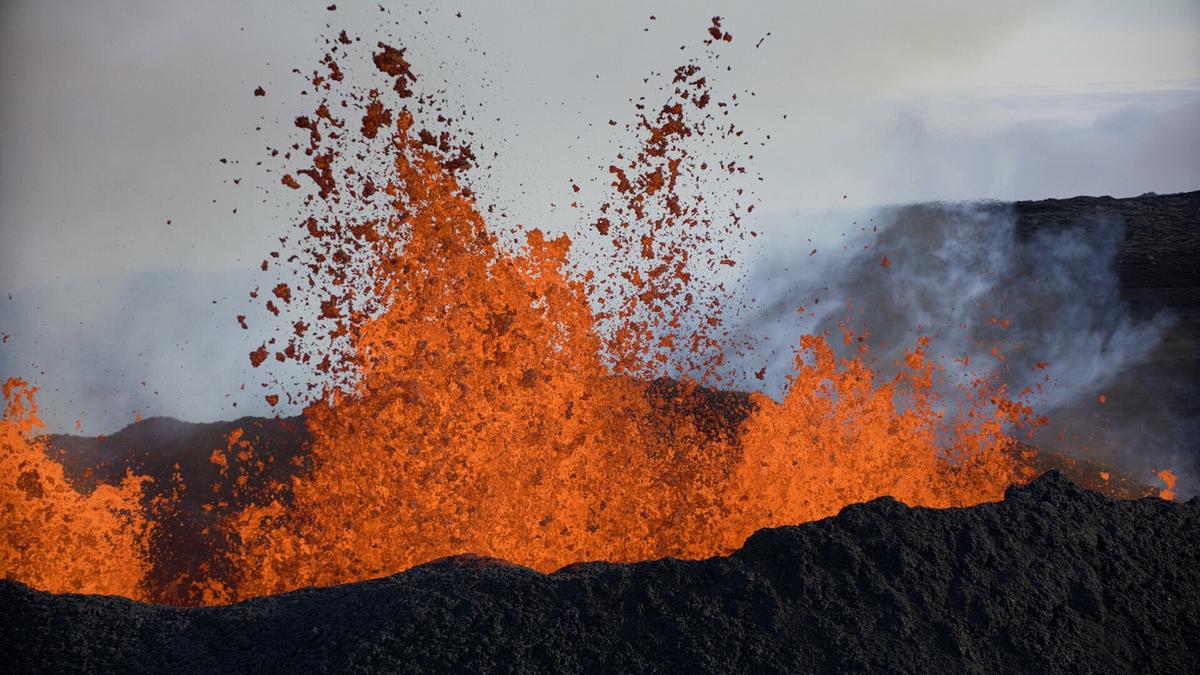 Glühend orange-rote Lava wird in die Luft geschleudert. 