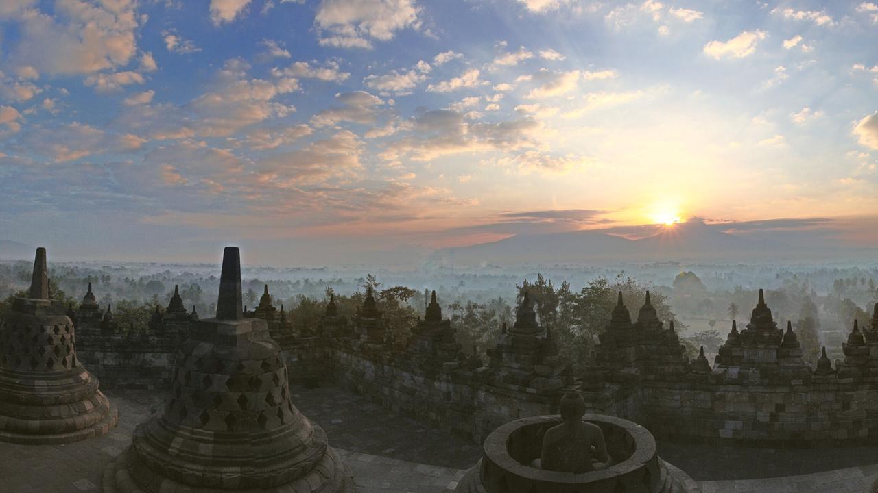 Eine weitläufige Tempelanlage bei Sonnenuntergang.