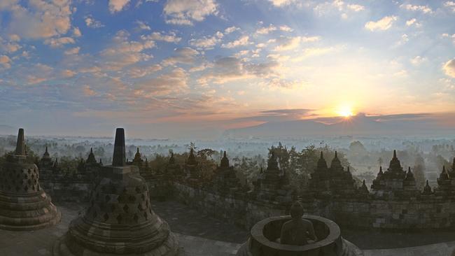 Eine weitläufige Tempelanlage bei Sonnenuntergang.