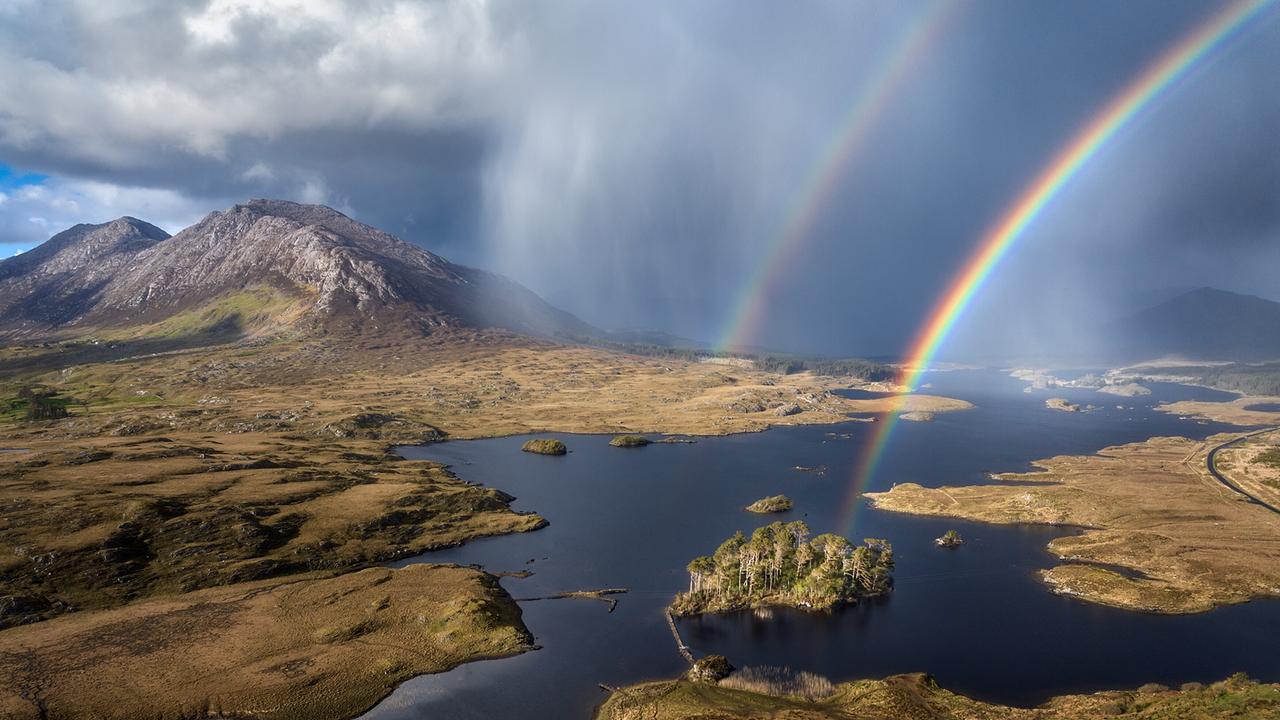 © ORF/Crossing the Line Productions/Felix Sproll Ein Regenbogen über dem Derryclare Lough, einem Süßwassersee in Connemara.
