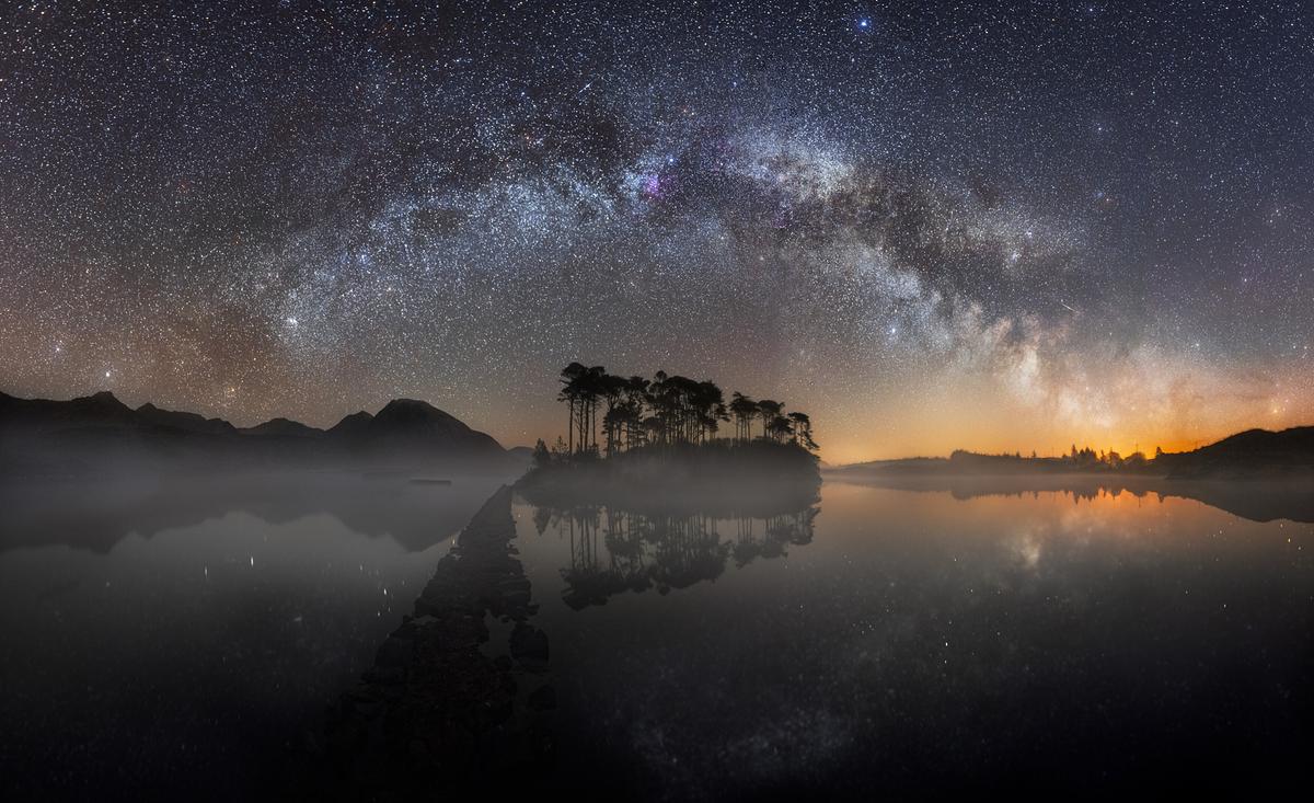 © ORF/Crossing the Line Productions/Felix Sproll Die Sterne der Milchstraße leuchten über Pine Island am Derryclare Lough in Connemara.
