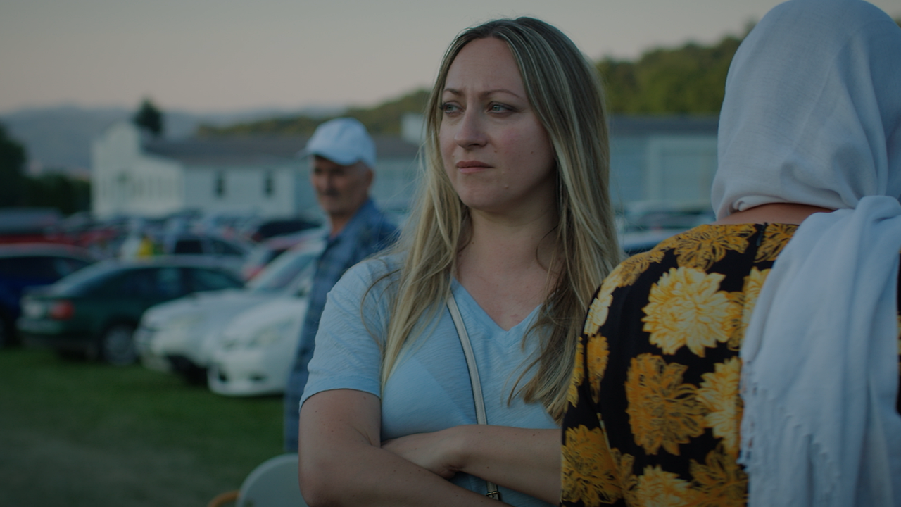 © ORF / DOCDAYS Productions GmbH Frau mit verschränkten Armen blick in die Ferne
