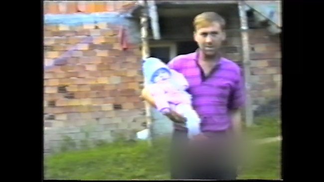 © ORF / DOCDAYS Productions GmbH Video-Standbild eines Mannes mit einem Baby auf dem Arm.