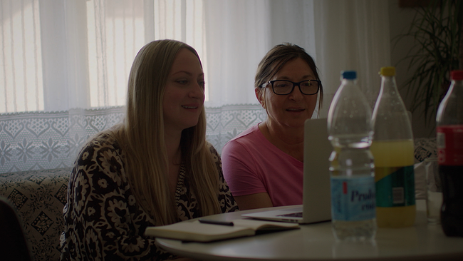 © ORF / DOCDAYS Productions GmbH Zwei Frauen sitzen an einem Tisch vor einem Notebook und lächeln